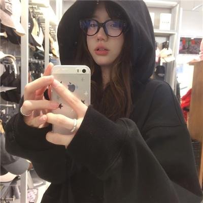 与一位女士合影 海报